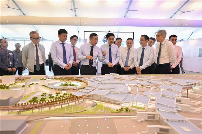 Các đại biểu xem phối cảnh Nhà ga T5 sân bay Changi. Ảnh: Tất Đạt - PV TTXVN tại Singapore