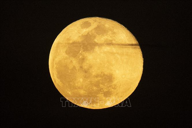 Mặt trăng trên bầu trời nhìn từ Singapore. Ảnh: THX/TTXVN