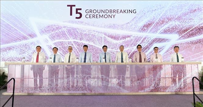 Các đại biểu thực hiện nghi thức khởi công xây dựng nhà ga T5 sân bay Changi. Ảnh: Tất Đạt - PV TTXVN tại Singapore