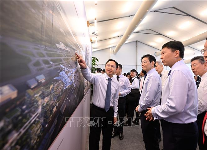 Thủ tướng Singapore Lawrence Wong nghe thuyết trình về công trình xây dựng nhà ga T5 sân bay Changi. Ảnh: Tất Đạt - PV TTXVN tại Singapore