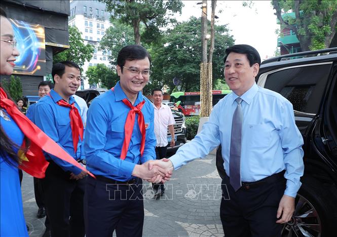 Bí thư thứ nhất Trung ương Đoàn Bùi Quang Huy đón Chủ tịch nước Lương Cường dự Lễ tuyên dương Cháu ngoan Bác Hồ toàn quốc lần thứ X, năm 2025. Ảnh: Lâm Khánh – TTXVN