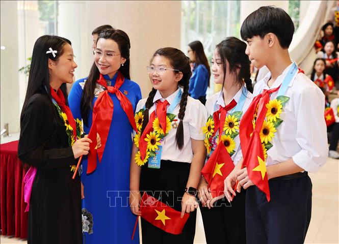 Đồng chí Nguyễn Phạm Duy Trang, Bí thư Trung ương Đoàn, Chủ tịch Hội đồng Đội Trung ương cùng các đại biểu. Ảnh: Minh Đức – TTXVN
