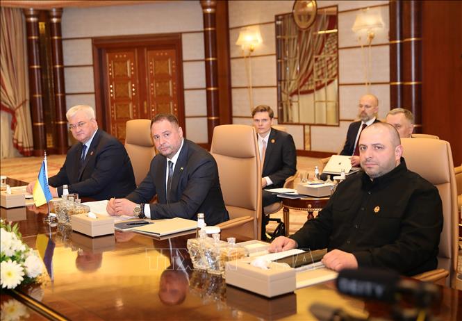 Chánh Văn phòng Tổng thống Ukraine, ông Andriy Yermak (giữa) và Ngoại trưởng Andrii Sybiha (trái) tham gia phái đoàn đàm phán với đại diện Mỹ về cuộc xung đột ở Ukraine, tại Jeddah, Saudi Arabia, ngày 11/3/2025. Ảnh: THX/TTXVN