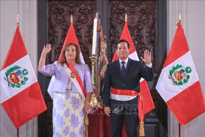 Tổng thống Peru Dina Boluarte (trái) và tân Thủ tướng Eduardo Arana tại lễ tuyên thệ cùng các thành viên nội các mới ở thủ đô Lima ngày 14/5/2025. Ảnh: Office of the Peruvian Presidency/TTXVN
