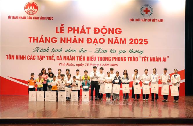 Trao 72 suất học bổng (mỗi suất trị giá 2 triệu đồng) cho học sinh nghèo vượt khó vươn lên trong học tập tại Vĩnh Phúc. Ảnh: Hoàng Hùng -TTXVN