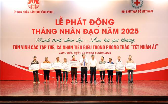 Trao biểu trưng hỗ trợ kinh phí xây nhà cho 10 hộ gia đình có hoàn cảnh khó khăn tại Vĩnh Phúc. Ảnh: Hoàng Hùng -TTXVN