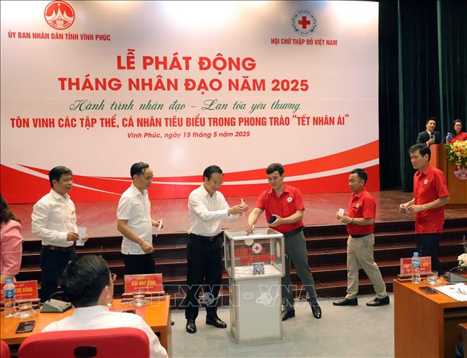 Các đại biểu tham gia ủng hộ quỹ nhân đạo tại chương trình. Ảnh: Hoàng Hùng -TTXVN