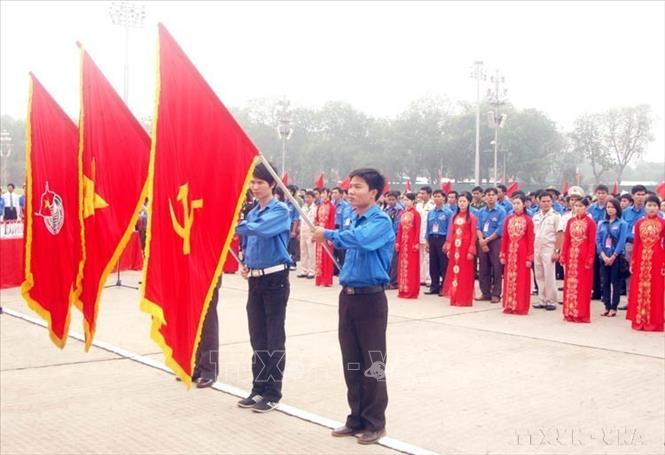 500 đại biểu thanh niên tiêu biểu dự Đại hội Thanh niên tiên tiến làm theo lời Bác lần thứ nhất tổ chức lễ báo công trước Lăng Chủ tịch Hồ Chí Minh (Hà Nội, 16/05/2009). Ảnh: Đình Trân - TTXVN