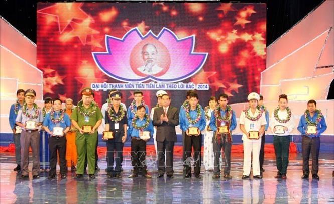 Thường trực Ban Bí thư Lê Hồng Anh trao tặng biểu trưng cho 20 gương sáng thanh niên học tập và làm theo lời Bác tại Lễ tuyên dương Thanh niên tiên tiến làm theo lời Bác lần thứ 3 năm 2014 (Hà Nội, 17/08/2014). Ảnh: Phạm Kiên - TTXVN