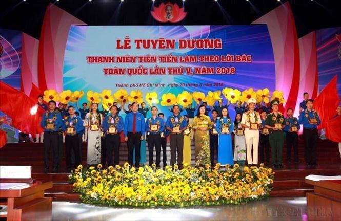 Bí thư thứ nhất Trung ương Đoàn TNCS Hồ Chí Minh Lê Quốc Phong cùng đồng chí Nguyễn Thị Quyết Tâm, Chủ tịch HĐND Thành phố Hồ Chí Minh trao tặng biểu trưng cho Thanh niên tiên tiến làm theo lời Bác toàn quốc lần thứ V năm 2018. Ảnh: Thanh Vũ-TTXVN