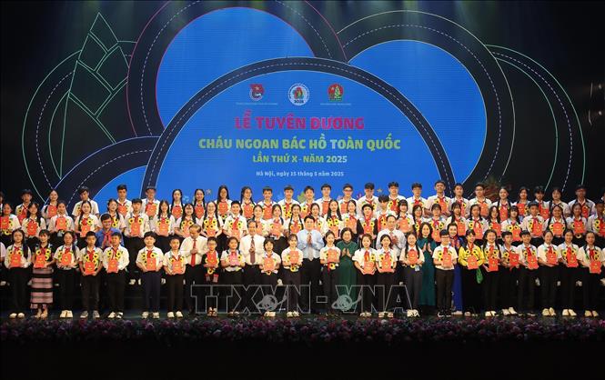 Chủ tịch nước Lương Cường với các đại biểu Cháu ngoan Bác Hồ được tuyên dương. Ảnh: Lâm Khánh – TTXVN