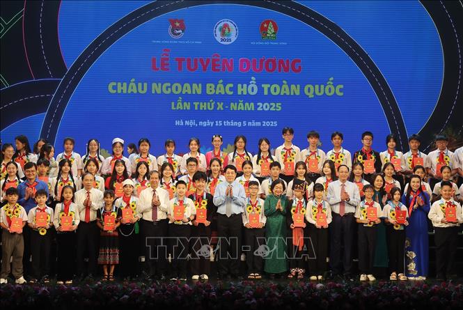 Chủ tịch nước Lương Cường với các đại biểu Cháu ngoan Bác Hồ được tuyên dương. Ảnh: Lâm Khánh – TTXVN
