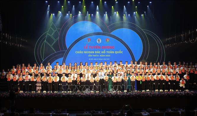 Chủ tịch nước Lương Cường với các đại biểu Cháu ngoan Bác Hồ được tuyên dương. Ảnh: Lâm Khánh – TTXVN