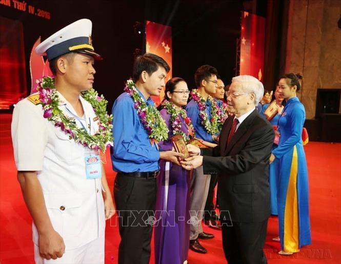 Tổng Bí thư Nguyễn Phú Trọng trao tặng biểu trưng khen thưởng 20 tấm gương thanh niên tiên tiến tại Lễ tuyên dương Thanh niên tiên tiến làm theo lời Bác lần thứ IV năm 2016 Ảnh: Trí Dũng – TTXVN