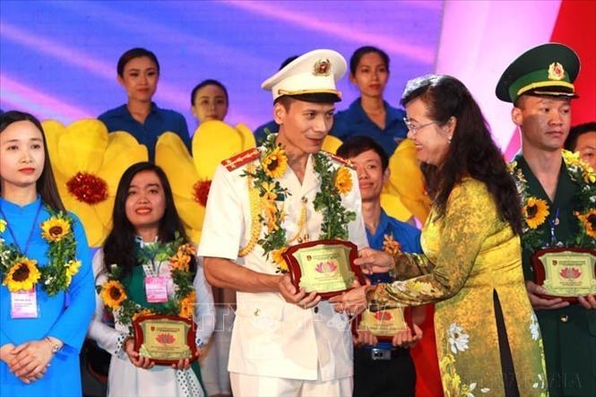 Chủ tịch HĐND Thành phố Hồ Chí Minh Nguyễn Thị Quyết Tâm trao tặng biểu trưng cho thanh niên tiêu biểu tại Đại hội Thanh niên tiên tiến làm theo lời Bác lần thứ V năm 2018. Ảnh: Thanh Vũ-TTXVN