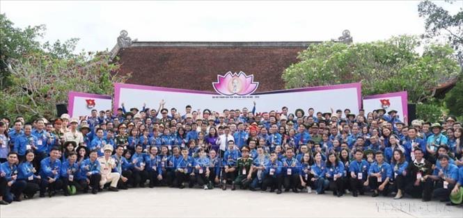 Đoàn đại biểu Đại hội Thanh niên tiên tiến làm theo lời Bác lần thứ VI năm 2020 làm Lễ báo công dâng Bác tại Khu di tích Chủ tịch Hồ Chí Minh (xã Kim Liên, huyện Nam Đàn, tỉnh Nghệ An), sáng 30/5/2020. Ảnh: Nguyễn Oanh - TTXVN