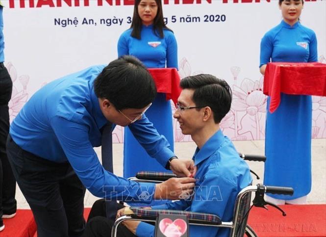 Trao huy hiệu Thanh niên tiên tiến làm theo lời Bác cho đại biểu dự Đại hội Thanh niên tiên tiến làm theo lời Bác lần thứ VI năm 2020, tại Khu di tích Chủ tịch Hồ Chí Minh (xã Kim Liên, huyện Nam Đàn, tỉnh Nghệ An), sáng 30/5/2020. Ảnh: Nguyễn Oanh-TTXVN.