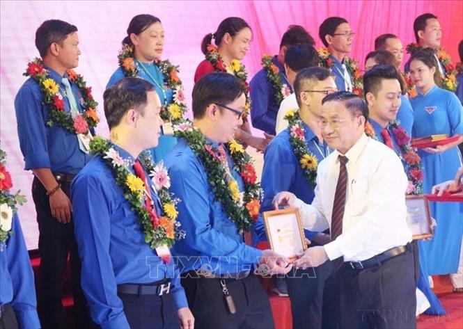 Trao bằng khen tuyên dương Thanh niên tiên tiến tại Đại hội Thanh niên tiên tiến làm theo lời Bác lần thứ VI năm 2020 (Nghệ An, 31/5/2020). Ảnh: Nguyễn Oanh-TTXVN
