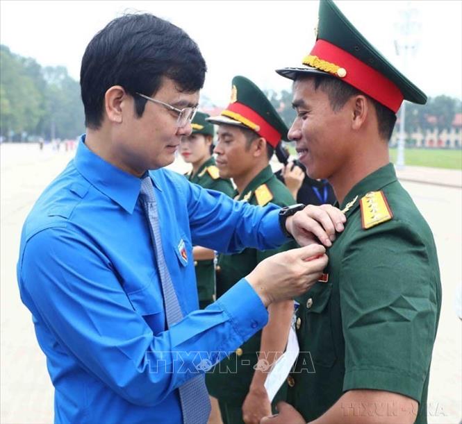 Bí thư thứ Nhất Trung ương ĐoànTNCS Hồ Chí Minh Bùi Quang Huy trao huy hiệu “Thanh niên tiên tiến làm theo lời Bác” cho đại biểu tham dự Đại hội Thanh niên tiên tiến làm theo lời Bác lần thứ VII năm 2023 (Hà Nội, 26/9/2023). Ảnh: Minh Đức – TTXVN