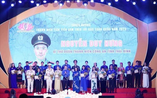 Bí thư Trung ương Đoàn, Chủ tịch Trung ương Hội Sinh viên Việt Nam Nguyễn Minh Triết trao Giấy chứng nhận Thanh niên tiên tiến làm theo lời Bác tại Đại hội Thanh niên tiên tiến làm theo lời Bác toàn quốc lần thứ VII năm 2023 (Hà Nội, 27/9/2023). Ảnh: Minh Đức – TTXVN
