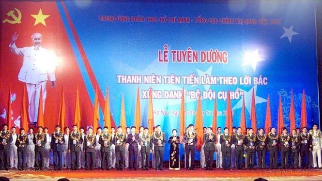 Phó Chủ tịch nước Nguyễn Thị Doan và các gương mặt trẻ thanh niên quân đội tiêu biểu tại lễ Tuyên dương “Thanh niên tiên tiến làm theo lời Bác - xứng danh bộ đội Cụ Hồ” cho 220 cán bộ, chiến sỹ, học viên tiêu biểu  xuất  sắc trong toàn quân (Hà Nội, 15/12/2009). Ảnh: Đình Trân - TTXVN