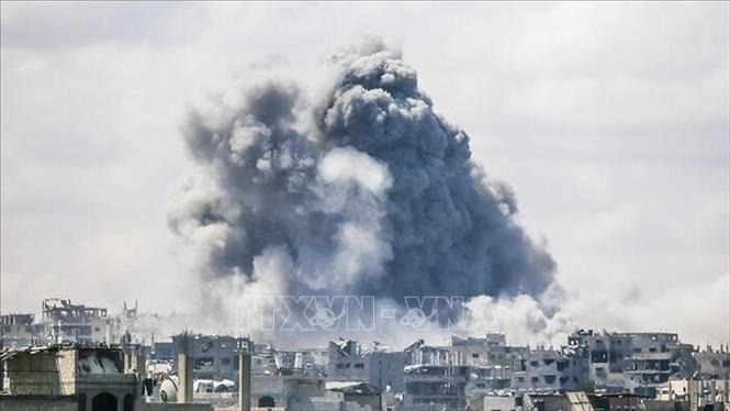 Khói bốc lên sau cuộc không kích của Israel xuống Dải Gaza. Ảnh: IRNA/TTXVN