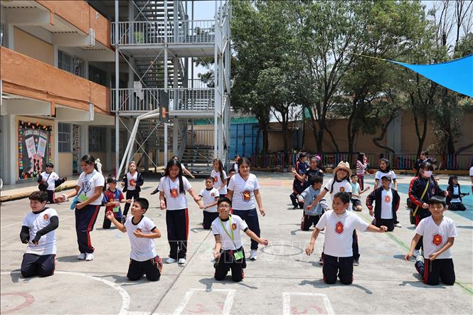 Tiết thể dục với các học sinh mặc áo in hình lá cờ Việt Nam. Ảnh: Phi Hùng - PV TTXVN tại Mexico.
