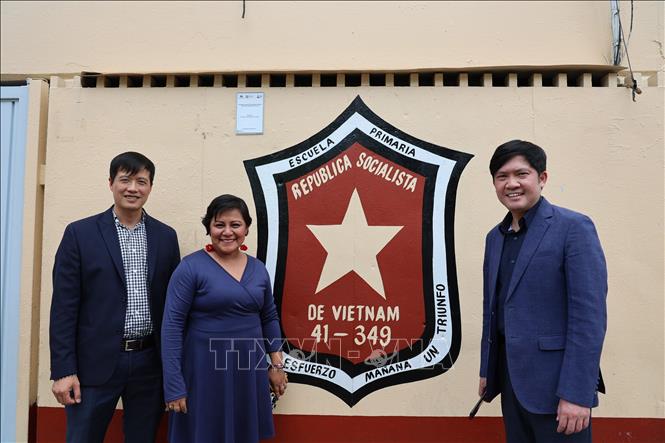Hiệu trưởng Marisol Nolasco Najera chụp ảnh chung cùng cán bộ Đại sứ quán Việt Nam tại Mexico. Ảnh: Phi Hùng - PV TTXVN tại Mexico