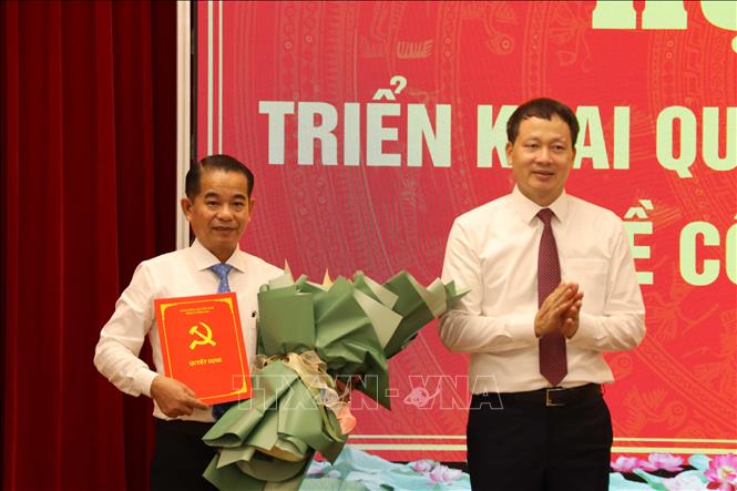 Bí thư Tỉnh ủy Đồng Nai Vũ Hồng Văn (phải) trao quyết định của Ban Bí thư Trung ương Đảng chuẩn y đồng chí Thái Bảo giữ chức Phó Bí thư Tỉnh ủy. Ảnh: Sỹ Tuyên - TTXVN