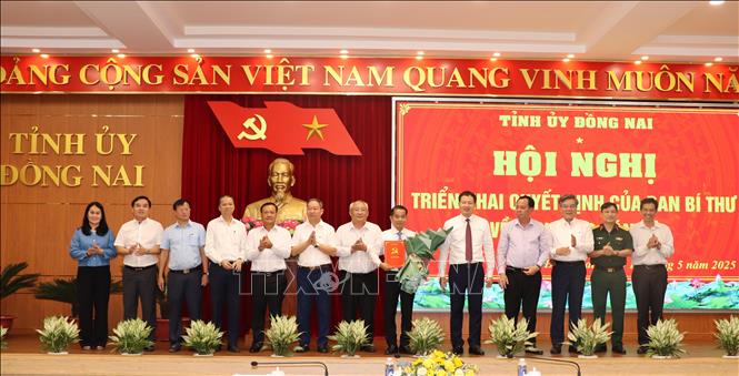Ban Thường vụ Tỉnh ủy Đồng Nai tặng hoa chúc mừng đồng chí Thái Bảo, Phó Bí thư Tỉnh ủy Đồng Nai. Ảnh: Sỹ Tuyên - TTXVN