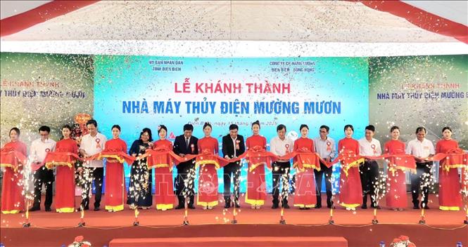 Các đại biểu cắt băng khánh thành nhà máy thủy điện Mường Mươn ở huyện Mường Chà, tỉnh Điện Biên. Ảnh: Trung Kiên - TTXVN