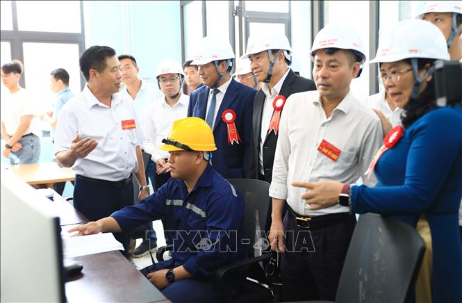Các đại biểu tham quan trung tâm điều khiển của nhà máy thủy điện Mường Mươn. Ảnh: Trung Kiên - TTXVN