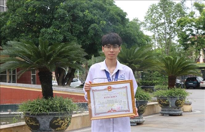 Nguyễn Công Vinh được nhận Bằng khen của Chủ tịch UBND tỉnh Bắc Ninh vì có thành tích đặc biệt xuất sắc. Ảnh: Thái Hùng - TTXVN