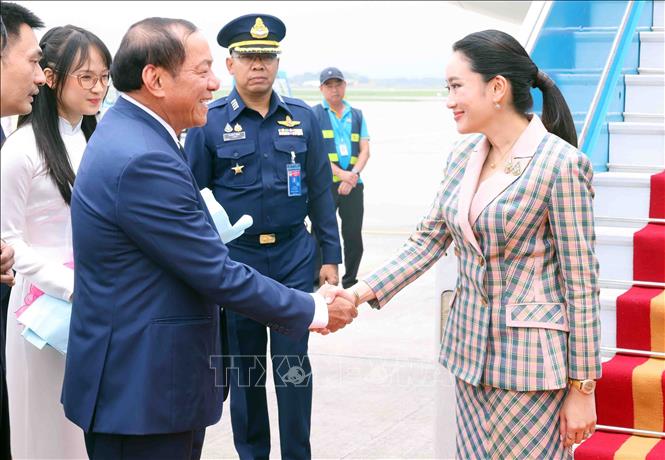 Bộ trưởng Bộ Văn hóa, Thể thao và Du lịch Nguyễn Văn Hùng đón Thủ tướng Thái Lan Paetongtarn Shinawatra tại Sân bay Quốc tế Nội Bài, Hà Nội. Ảnh: Phạm Kiên – TTXVN