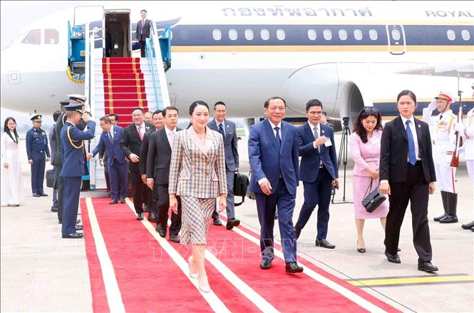 Bộ trưởng Bộ Văn hóa, Thể thao và Du lịch Nguyễn Văn Hùng đón Thủ tướng Thái Lan Paetongtarn Shinawatra tại Sân bay Quốc tế Nội Bài, Hà Nội. Ảnh: Phạm Kiên – TTXVN