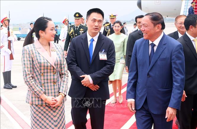 Bộ trưởng Bộ Văn hóa, Thể thao và Du lịch Nguyễn Văn Hùng đón Thủ tướng Thái Lan Paetongtarn Shinawatra tại Sân bay Quốc tế Nội Bài, Hà Nội. Ảnh: Phạm Kiên – TTXVN