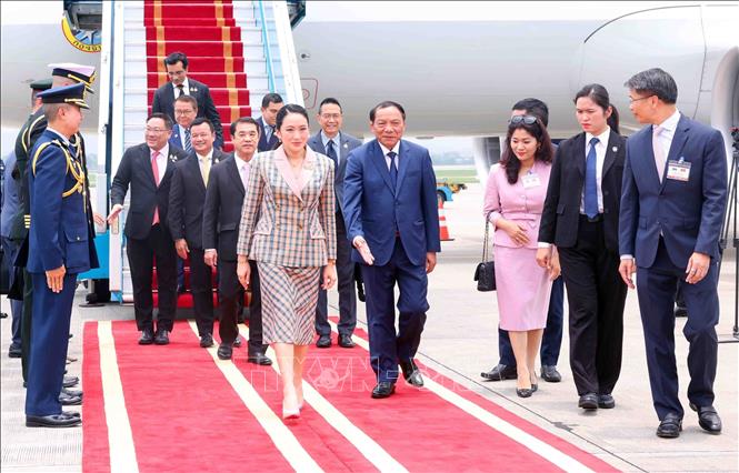 Bộ trưởng Bộ Văn hóa, Thể thao và Du lịch Nguyễn Văn Hùng đón Thủ tướng Thái Lan Paetongtarn Shinawatra tại Sân bay Quốc tế Nội Bài, Hà Nội. Ảnh: Phạm Kiên – TTXVN