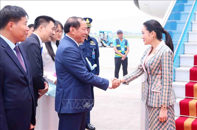 Bộ trưởng Bộ Văn hóa, Thể thao và Du lịch Nguyễn Văn Hùng đón Thủ tướng Thái Lan Paetongtarn Shinawatra tại Sân bay Quốc tế Nội Bài, Hà Nội. Ảnh: Phạm Kiên – TTXVN
