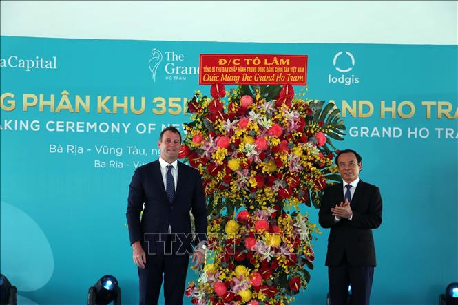 Ủy viên Bộ Chính trị, Bí thư Thành ủy Thành phố Hồ Chí Minh Nguyễn Văn Nên trao hoa của Tổng bí thư Tô Lâm chúc mừng chủ dự án. Ảnh: Đoàn Mạnh Dương-TTXVN
