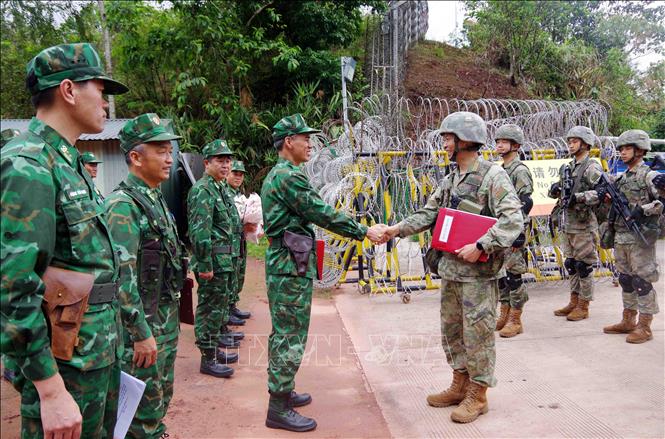 Đội tuần hai bên gặp mặt tại vạch phân định đường biên giới lối mở A Pa Chải – Long Phú. Ảnh: TTXVN phát