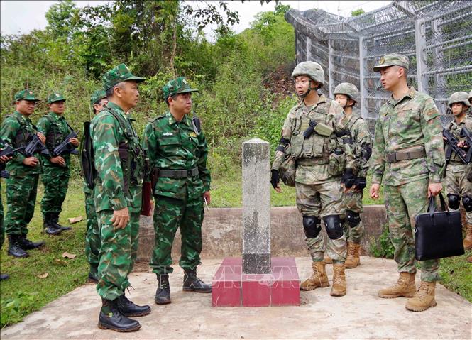 Đội tuần tra trao đổi thông tin về tình hình thực tế khu vực biên giới hai bên quản lý. Ảnh: TTXVN phát