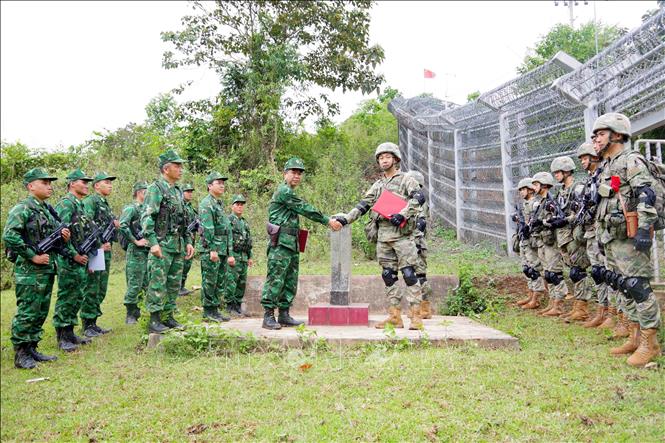 Đội trưởng tuần tra của hai bên trao biên bản ký kết tuần tra song phương. Ảnh: TTXVN phát