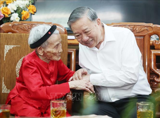 Tổng Bí thư Tô Lâm thăm hỏi Mẹ Việt Nam Anh hùng Lê Thị Sáu. Ảnh: Thống Nhất – TTXVN