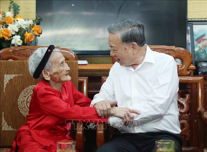 Tổng Bí thư Tô Lâm thăm hỏi Mẹ Việt Nam Anh hùng Lê Thị Sáu. Ảnh: Thống Nhất – TTXVN