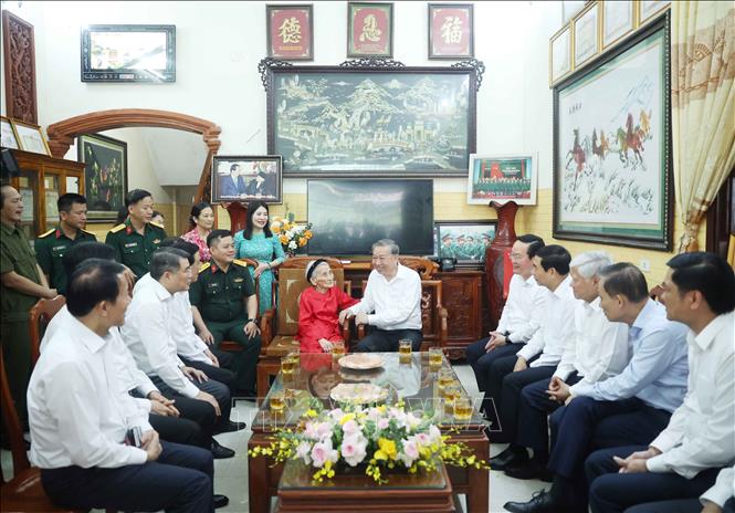 Tổng Bí thư Tô Lâm đến thăm, tặng quà Mẹ Việt Nam Anh hùng Lê Thị Sáu. Ảnh: Thống Nhất – TTXVN