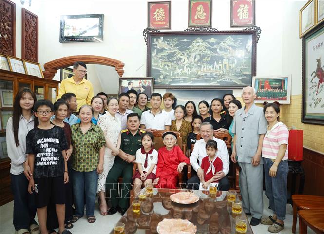 Tổng Bí thư Tô Lâm với gia đình Mẹ Việt Nam Anh hùng Lê Thị Sáu. Ảnh: Thống Nhất – TTXVN