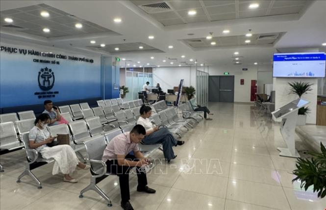 Người dân đến làm thủ tục tại Trung tâm phục vụ hành chính công  thành phố Hà Nội Chi nhánh số 1. Ảnh: Quốc Lũy - TTXVN