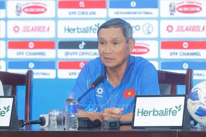 HLV trưởng đội tuyển bóng đá nữ Việt Nam Mai Đức Chung phát biểu tại Họp báo. Ảnh: Minh Quyết - TTXVN