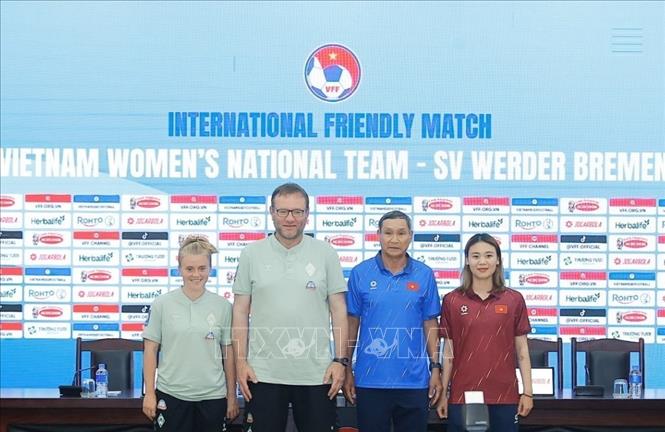 HLV trưởng đội tuyển bóng đá nữ Việt Nam Mai Đức Chung, HLV trưởng CLB Werder Bremen Thomas Horsch và đội trưởng hai đội tại Họp báo. Ảnh: Minh Quyết - TTXVN
