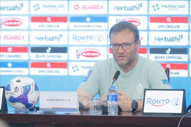 HLV trưởng CLB Werder Bremen Thomas Horsch trả lời câu hỏi tại Họp báo. Ảnh: Minh Quyết - TTXVN
